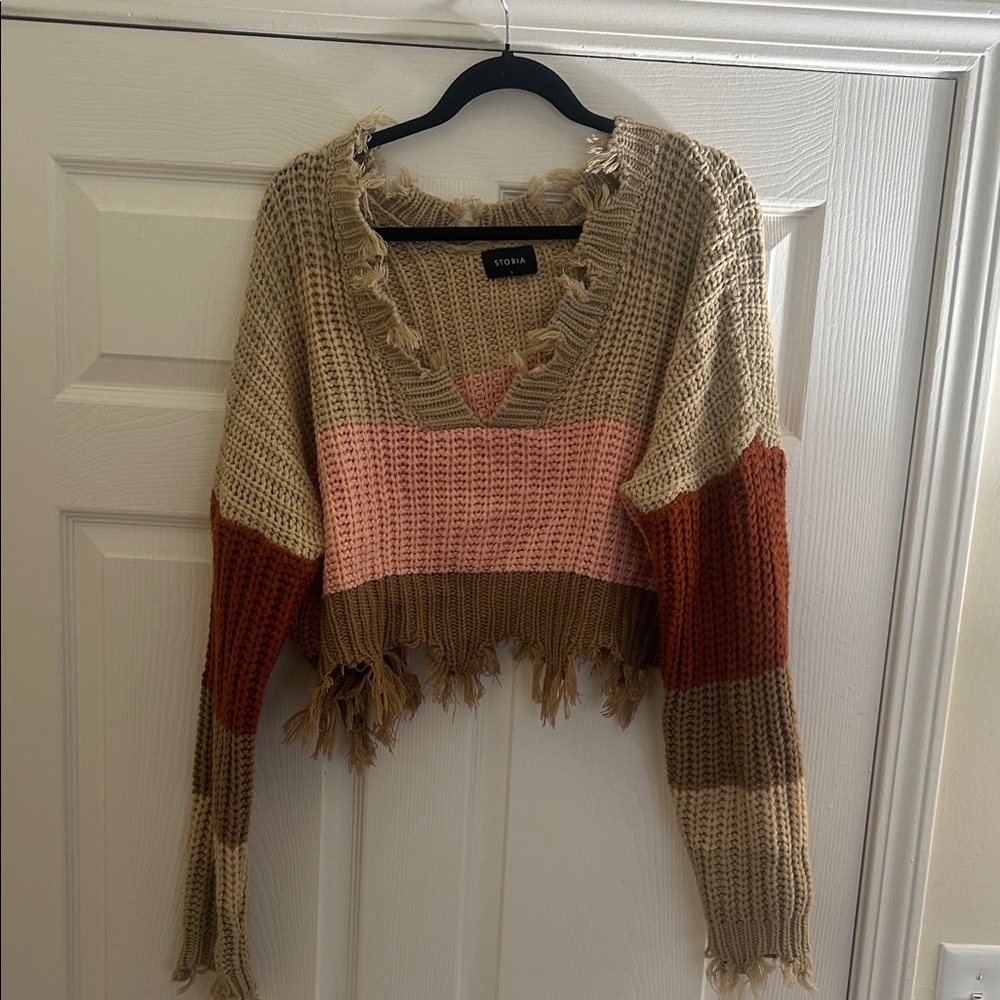 Storia Frayed V-Neck Cropped Sweater